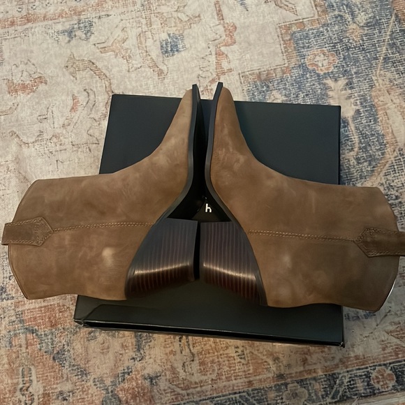 New-Kenneth Cole Women's Kara Loafer, size 9 - Picture 8 of 15